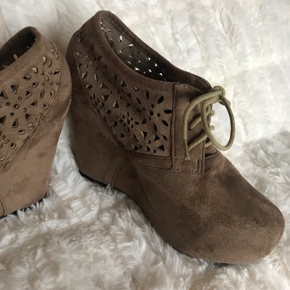 Brown Lace Up Suede Wedge Ankle Booties! - Picture 1 of 7